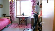 Yhdyskuntapalveluaan suorittava mies imuroi dementiakodissa Tampereella.