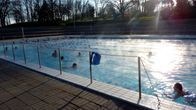 Uimareita ja vesijuoksijoita Samppalinnan maauimalassa Turussa.
