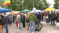 Ihmisiä Maailma kylässä -festivaaleilla.