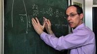 Professori Ray Goldstein esittelee työtoveriensa kanssa kehittelemäänsä poninhäntien matemaattista kaavaa.
