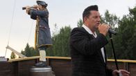 Danny Fisher tulkitsee Elviksen lauluja Piraattipuistossa Kokkolassa.