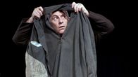 Billy Mack esittää Akaki Akakijevitsin roolin Overcoat -näytelmässä.