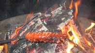Syysretken kohokohta: nuotiolla paistettu makkara