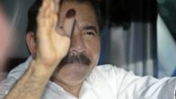 Daniel Ortega tervehtii kannattajiaan.
