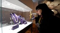 Elizabeth Taylorille kuuluneita koruja esitellään lehdistölle  New Yorkissa.