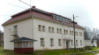 Valkoinen avovankilarakennus