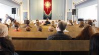 Seurakuntalaiset istuvat Markus-yhteisön järjestämässä messussa Helsingissä.