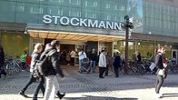 Ihmisiä Oulun Stockmannin sisäänkäynnin edustalla.