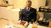 Poliisitalolla oli vilskettä, kun Markku Autio tarjosi työtovereille simaa ja mansikkakakkua