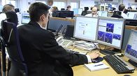 Meklari tarkkailee kurssien kehitystä tietokoneen näytöiltä