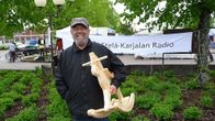 Toimittaja Olli Saarela kulmilla Joutsenon torilla. Kainalossa uusi keinuhevonen.