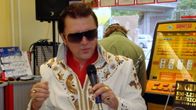 "Elvis" esiintyy kioskissa.