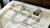 The Wall Street Journal -lehti. @-merkin varjo.