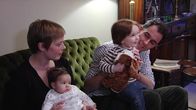 Maura Roni ja Jeremy Taylor istuvat lastensa kanssa sohvalla.