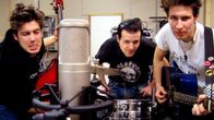Relentless-yhtye studiodssa.