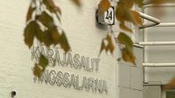 Kuvassa puunlehtien takaa näkyy Kokkolan virastotalon seinä jossa lukee käräjäsalit