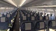 Airbussin tyhjä matkustamo.