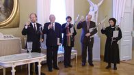 Ihmisiä nostamassa maljoja.