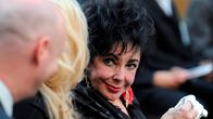 Elizabeth Taylor Michael Jacksonin hautajaisissa syyskuussa 2009.