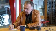 Kari Tapio kirjoittaa nimmaria Turun Radion studiossa