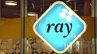 Raha-automaattiyhdistyksen logo valomainoksessa.