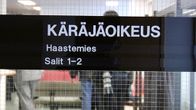 Käräjäoikeuden nimikyltti ovessa.