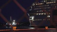 Silja Europa saapuu Turun satamaan, etualalla sataman verkkoaita.