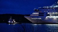 Silja Europa saapui Turkuun kahden hinaajan saattelemana.