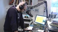 Njassa juontaa Radio Helsingin studiossa