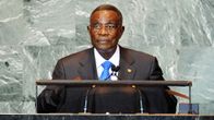 John Atta Mills puhujanpöntössä.