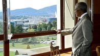 Kofi Annan työhuoneessaan.