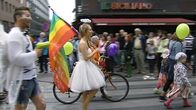 Osallistuijia Helsingin Pride-kulkueessa.