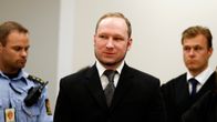 Breivik saapumassa oikeuden eteen 24. elokuuta.