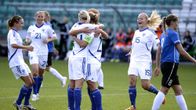 Suomen naisten jalkapallomaajoukkue juhlii maalia Viroa vastaan.