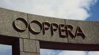 Suomen Kansallisooppera ja oopperatalon portti, jossa sana "Ooppera" kohokirjaimin.