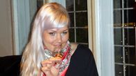 Kia-Lisa Vartiainen tunnistaa alkoholijuomaa tuoksun perusteella.