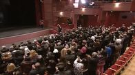 Juuri Al-Assad yleisön eteen saapunut Al-Assad vilkuttaa yleisölle.