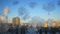 Lumikiteitä ikkunassa, taustalla Tampereen keskusta