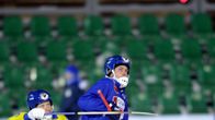Kazakstanin Denis Slautin taistelee pallosta Suomen Sami Laakkosen kanssa.