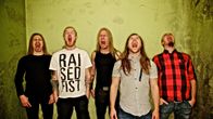 yhtyeen jäsenet huutavat suu auki
