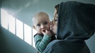 Kohtaus elokuvasta 8-pallo. Jessica Grabowsky on 8-pallo-elokuvan Pike, vankilasta vapautuva pienen tytön äiti.