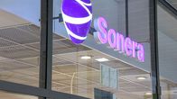 Soneran liikkeen kyltti oven yläpuolella.