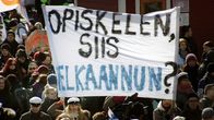 Opiskelijat osoittavat mieltään Helsingin Senaatintorilla.