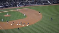 Kentänhoitajia baseball-ottelussa Yankee Stadiumilla.