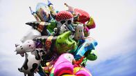 Vappupalloja taivasta vasten.