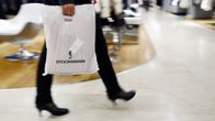 Asiakas Stockmann-kassin kanssa Helsingissä.