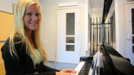 Jasmine Kinnari soittaa pianoa