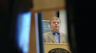 Raimo Sailas puhumassa Danske Bankin johtavan neuvonantajan Lauri Uotilan eläkkeellelähtöä juhlistaneessa seminaarissa.