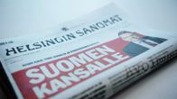 Perussuomalaisten puheenjohtaja Timo Soini osti Helsingin Sanomien paperiversion etusivun omaan käyttöönsä 2. kesäkuuta 2013. 