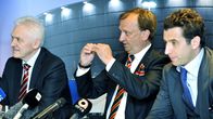 Venäläis-suomalainen liikemies Gennadi Timtshenko (vas.), Jokereiden hallituksen puheenjohtaja Hjallis Harkimo ja liikemies Roman Rotenberg tiedotustilaisuudessa Hartwall Areenalla Helsingissä perjantaina 28. kesäkuuta.